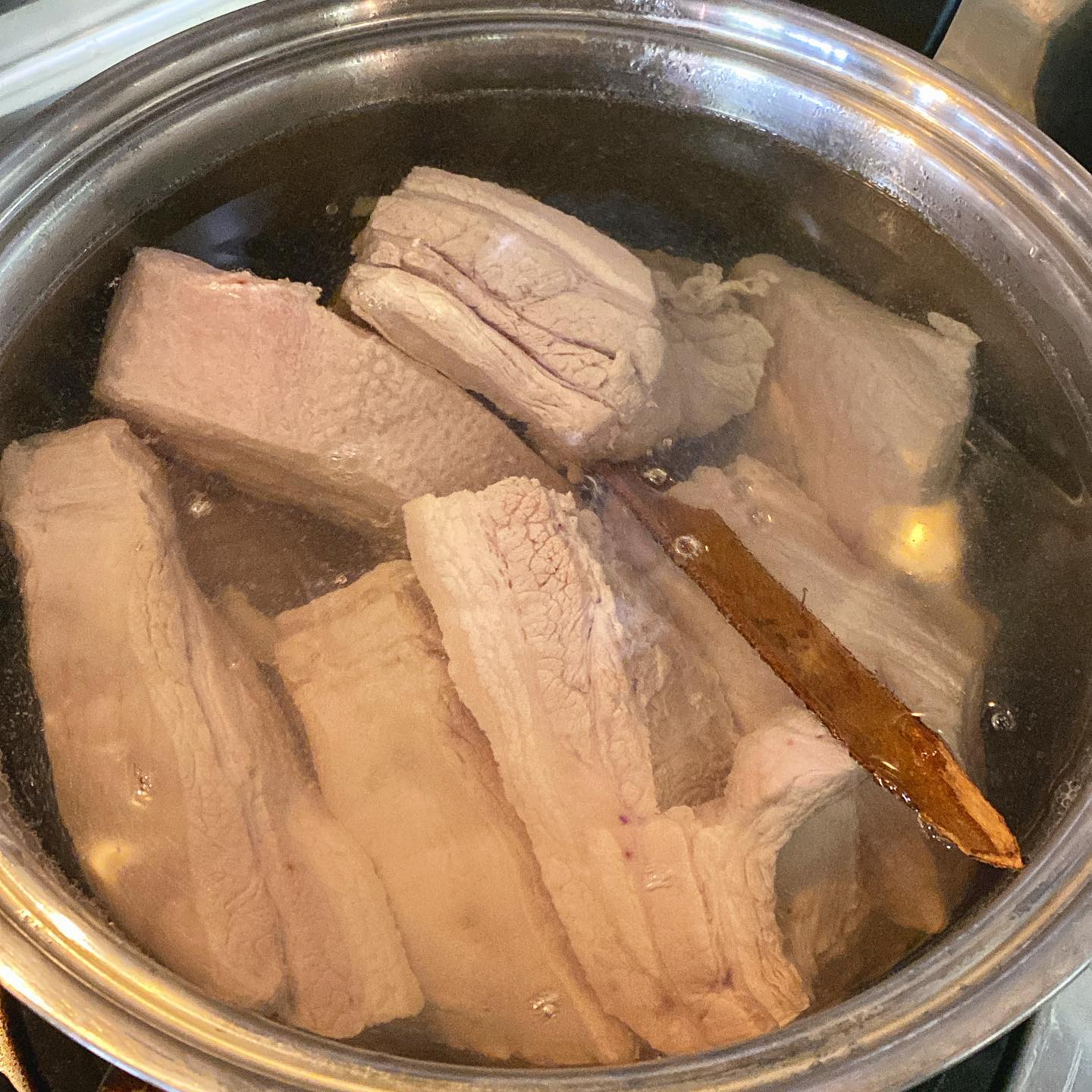 はい、明後日・5日からの営業に向けて、仕込みを始めておりますよ〜！　やや、この肉の塊は何ぞや！？　煮込んで一晩置いて、脂を取ってから味つけていきますよー。（麻）